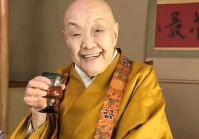 丈夫留任教書,她出軌其學生,風流偷吃後想當尼姑,出家後成網紅