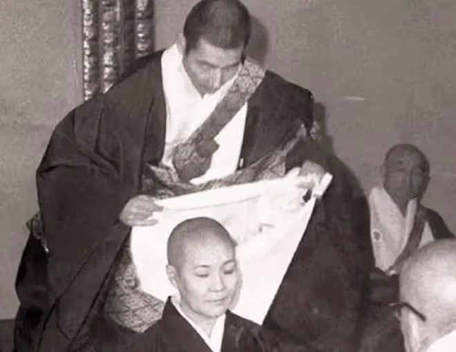 丈夫留任教書，她出軌其學生，風流偷吃後想當尼姑，出家後成網紅