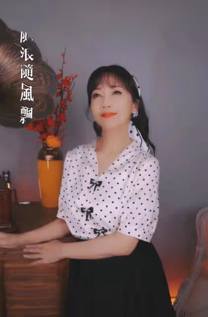 68歲趙雅芝港風變裝好驚艷！穿襯衫豐滿迷人，美貌依舊夢回馮程程