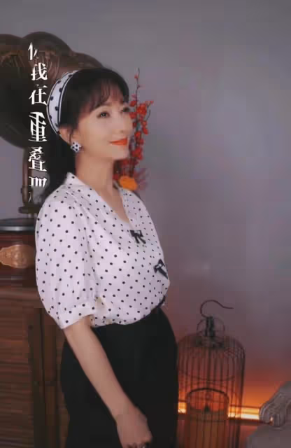 68歲趙雅芝港風變裝好驚艷！穿襯衫豐滿迷人，美貌依舊夢回馮程程