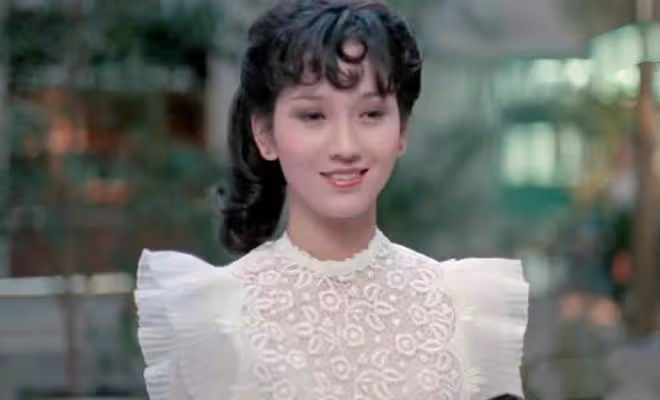 68歲趙雅芝港風變裝好驚艷！穿襯衫豐滿迷人，美貌依舊夢回馮程程