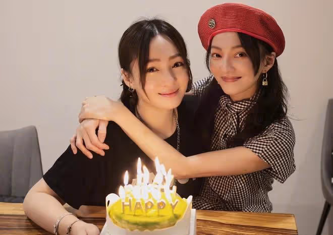 張韶涵為妹妹慶生,差1歲卻長得像雙胞胎,萬梓良前妻攜女兒現身