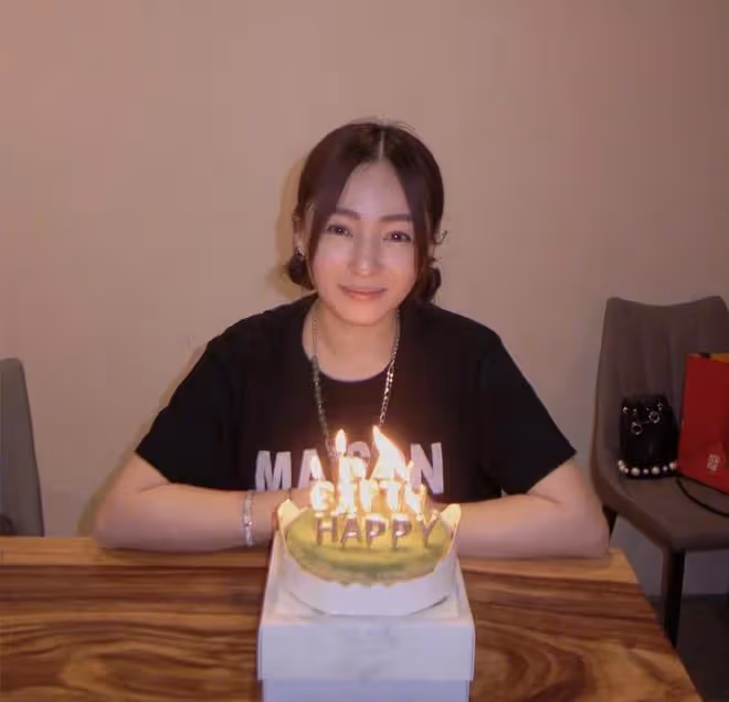 張韶涵為妹妹慶生,差1歲卻長得像雙胞胎,萬梓良前妻攜女兒現身