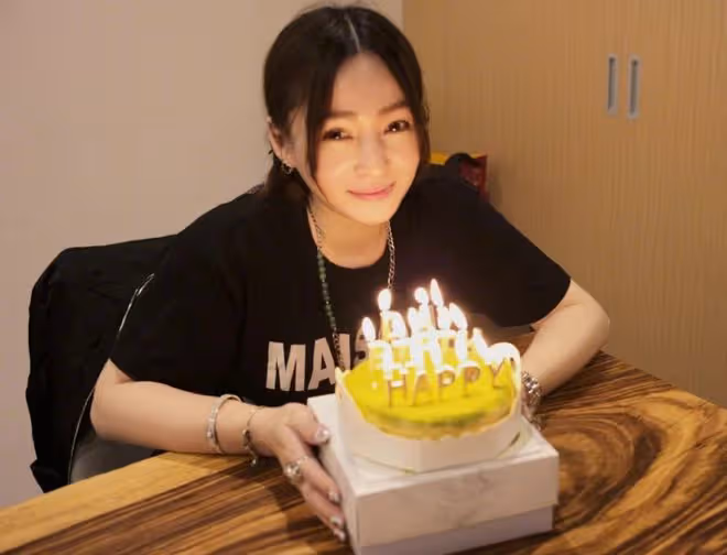 張韶涵為妹妹慶生,差1歲卻長得像雙胞胎,萬梓良前妻攜女兒現身