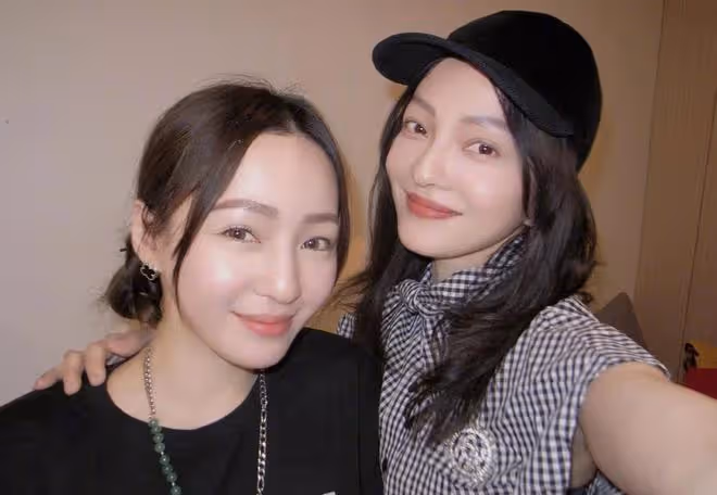 張韶涵為妹妹慶生,差1歲卻長得像雙胞胎,萬梓良前妻攜女兒現身