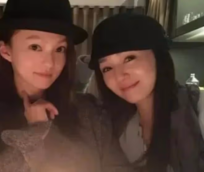 張韶涵為妹妹慶生,差1歲卻長得像雙胞胎,萬梓良前妻攜女兒現身