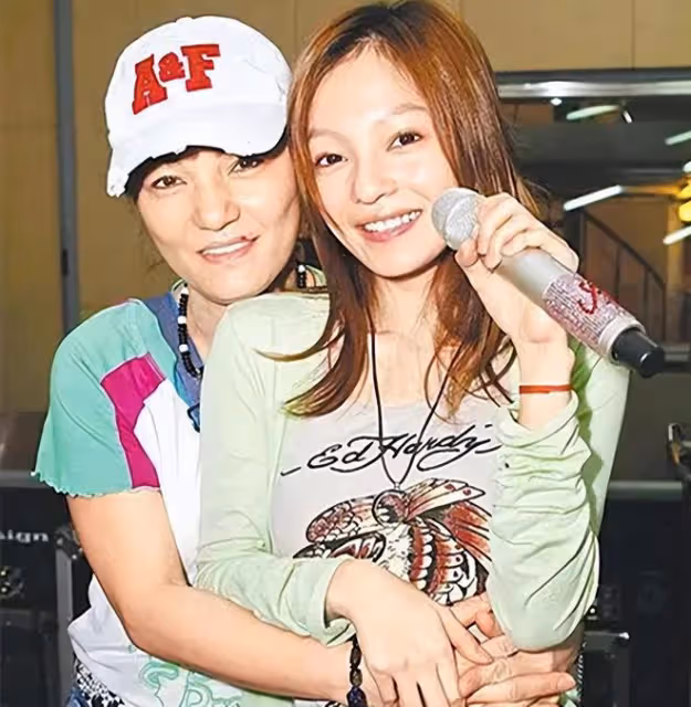 張韶涵為妹妹慶生,差1歲卻長得像雙胞胎,萬梓良前妻攜女兒現身