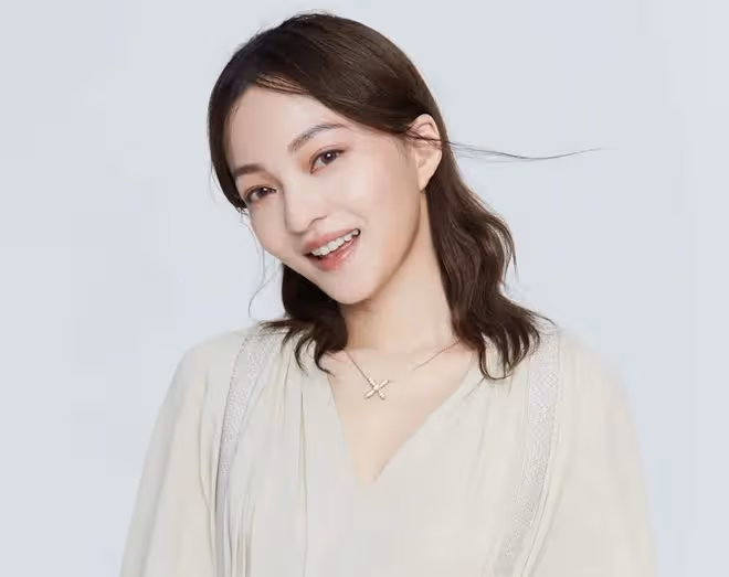 張韶涵為妹妹慶生,差1歲卻長得像雙胞胎,萬梓良前妻攜女兒現身