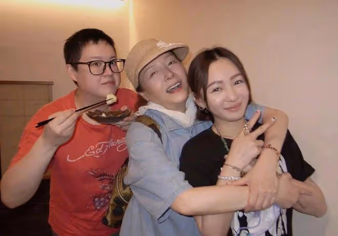張韶涵為妹妹慶生,差1歲卻長得像雙胞胎,萬梓良前妻攜女兒現身