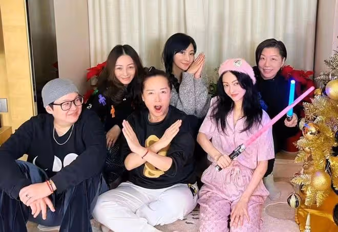 張韶涵為妹妹慶生,差1歲卻長得像雙胞胎,萬梓良前妻攜女兒現身