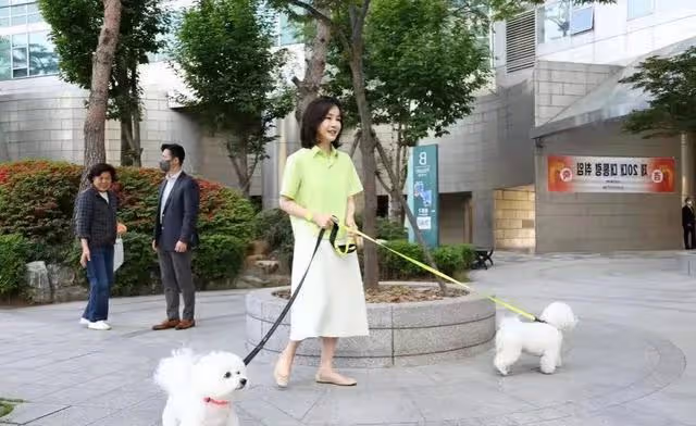 韓國夫人外出遛狗遭圍觀!私服搭配暴露駝背身材,穿搭有一手