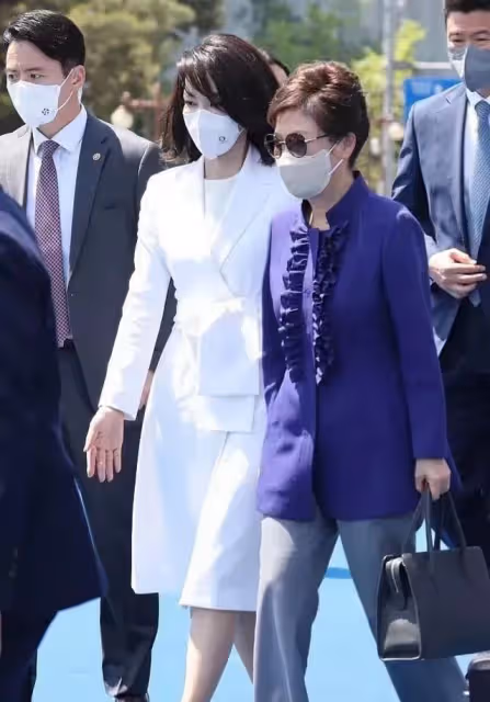 韓國夫人外出遛狗遭圍觀!私服搭配暴露駝背身材,穿搭有一手