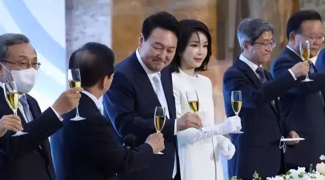韓國夫人外出遛狗遭圍觀!私服搭配暴露駝背身材,穿搭有一手