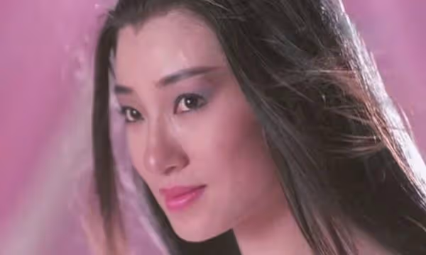 齊名王祖賢!最美鬼後「大膽拍裸露寫真」不畏世俗眼光 「抑鬱輕生差點弒夫」尪卻不離棄
