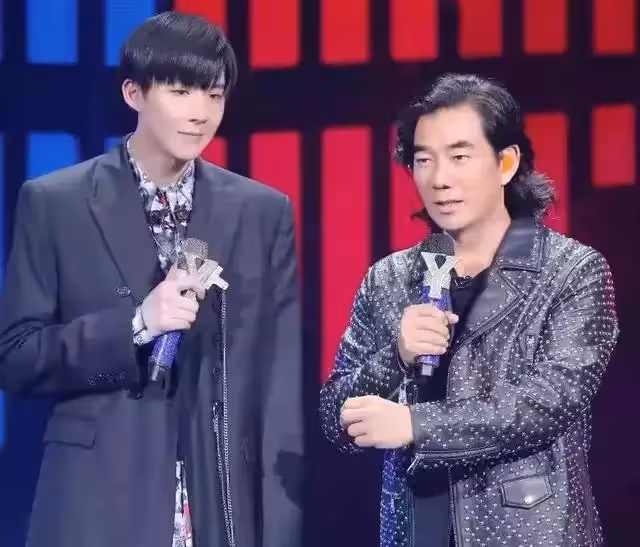 平時超低調！任賢齊「與妻罕見同框牽手亮相」互動超甜蜜　「嬌妻氣質不輸女星」網嘆：難怪老公零緋聞