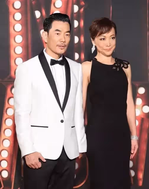 平時超低調!任賢齊「與妻罕見同框牽手亮相」互動超甜蜜 「嬌妻氣質不輸女星」網嘆:難怪老公零緋聞