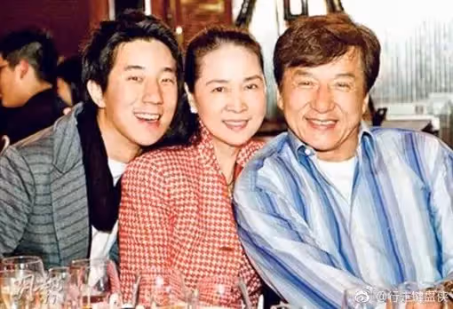 零修圖年代!林鳳嬌「30年前的舊照」曝光 30多年全家福前後對比「難怪成龍離不開她」
