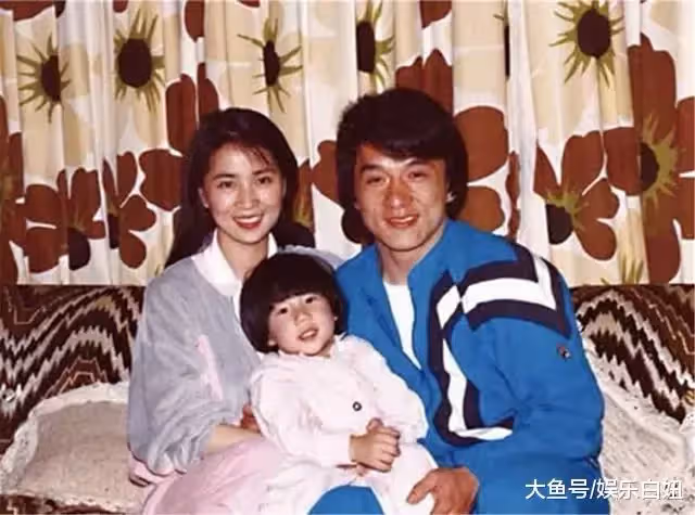 零修圖年代!林鳳嬌「30年前的舊照」曝光 30多年全家福前後對比「難怪成龍離不開她」