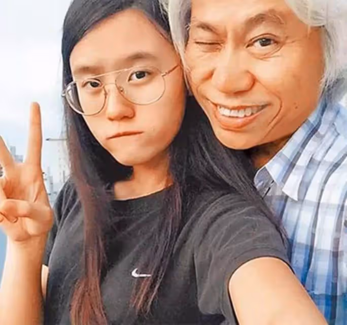 9年後，「爺孫戀」現狀曝光：26歲林靖恩臉上已無笑容，她後悔嗎