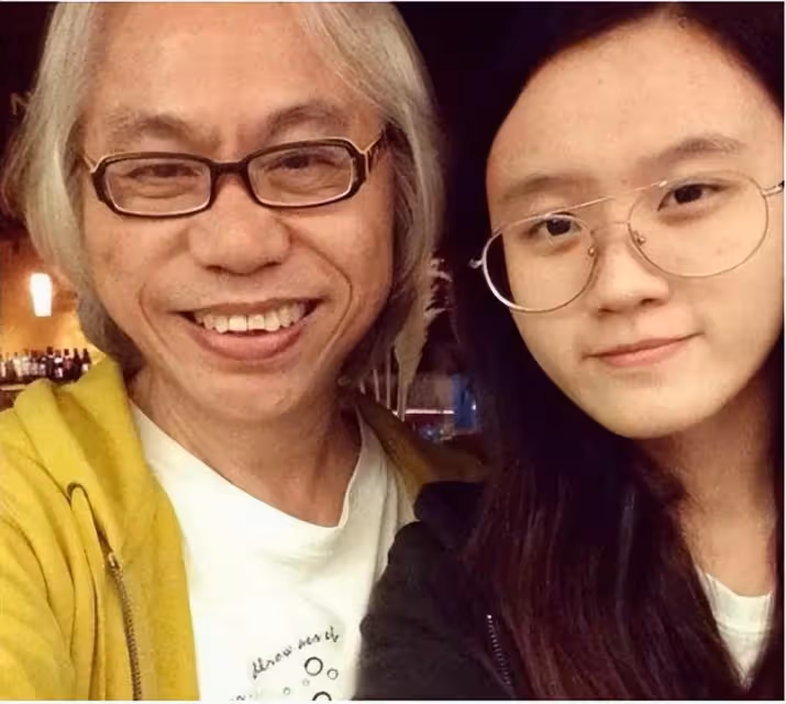 9年後，「爺孫戀」現狀曝光：26歲林靖恩臉上已無笑容，她後悔嗎
