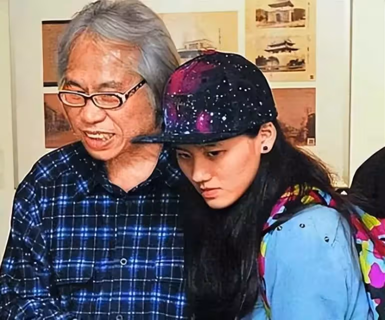 9年後,「爺孫戀」現狀曝光:26歲林靖恩臉上已無笑容,她後悔嗎