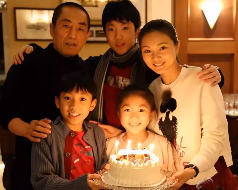 9年後,「爺孫戀」現狀曝光:26歲林靖恩臉上已無笑容,她後悔嗎