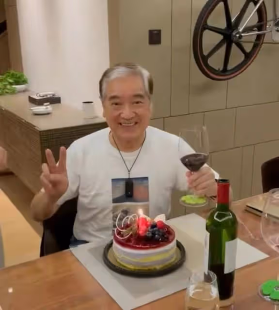 姜麗文為秦沛慶77歲生日,豪宅內手舞足蹈,親吻爸爸臉頰畫面溫馨