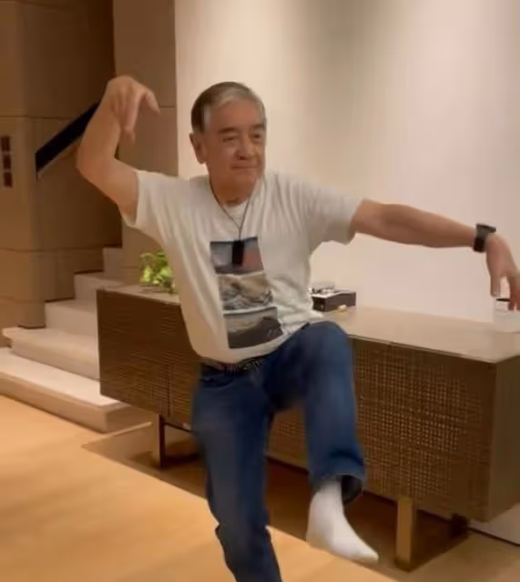 姜麗文為秦沛慶77歲生日,豪宅內手舞足蹈,親吻爸爸臉頰畫面溫馨