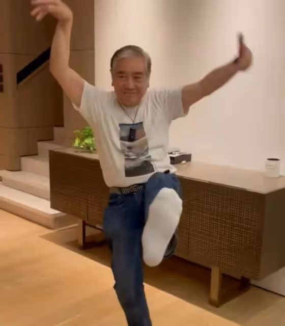 姜麗文為秦沛慶77歲生日,豪宅內手舞足蹈,親吻爸爸臉頰畫面溫馨