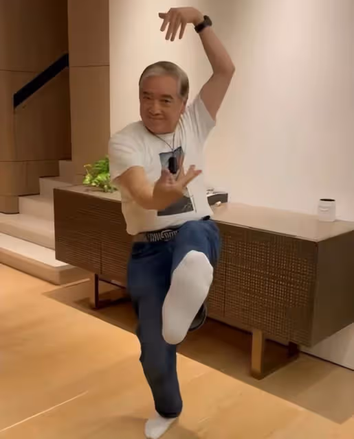 姜麗文為秦沛慶77歲生日,豪宅內手舞足蹈,親吻爸爸臉頰畫面溫馨
