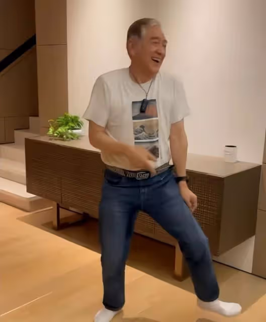 姜麗文為秦沛慶77歲生日,豪宅內手舞足蹈,親吻爸爸臉頰畫面溫馨