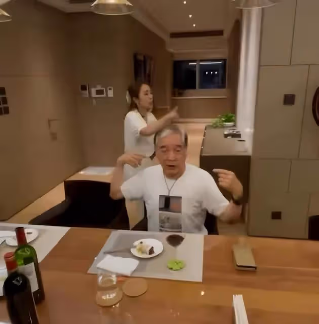 姜麗文為秦沛慶77歲生日,豪宅內手舞足蹈,親吻爸爸臉頰畫面溫馨