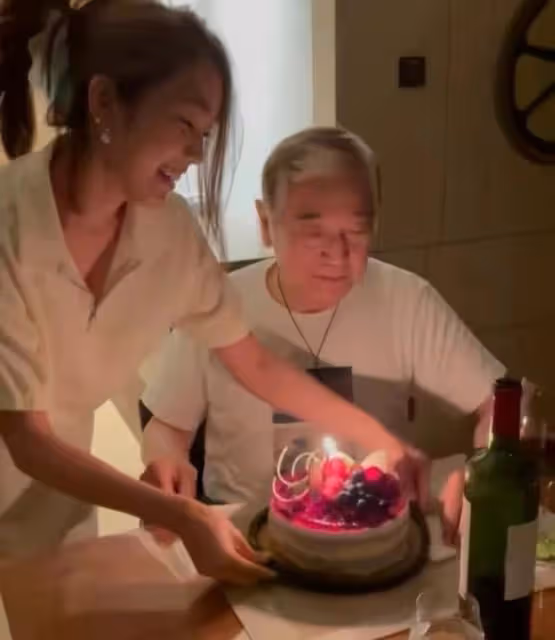 姜麗文為秦沛慶77歲生日,豪宅內手舞足蹈,親吻爸爸臉頰畫面溫馨