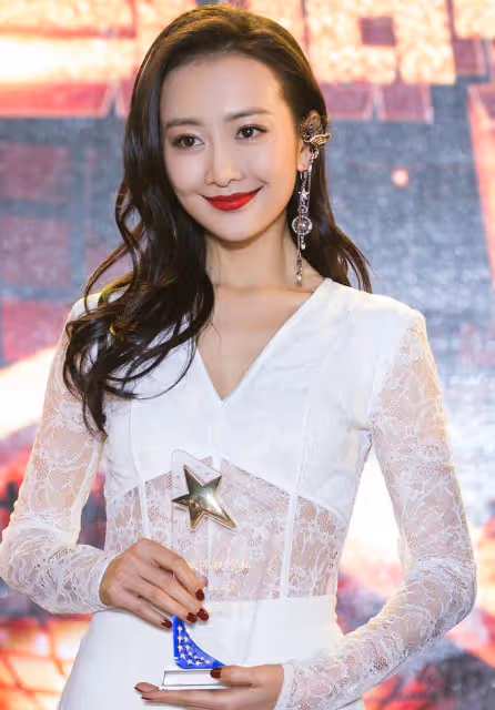 王鷗何九華姐弟戀添實錘!兩人現身酒店親密摟抱,女方甜蜜秀恩愛