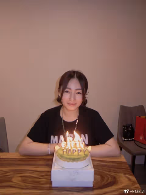 張韶涵罕曬親妹妹正臉照　 同款「大眼巴掌臉」獲網民激贊