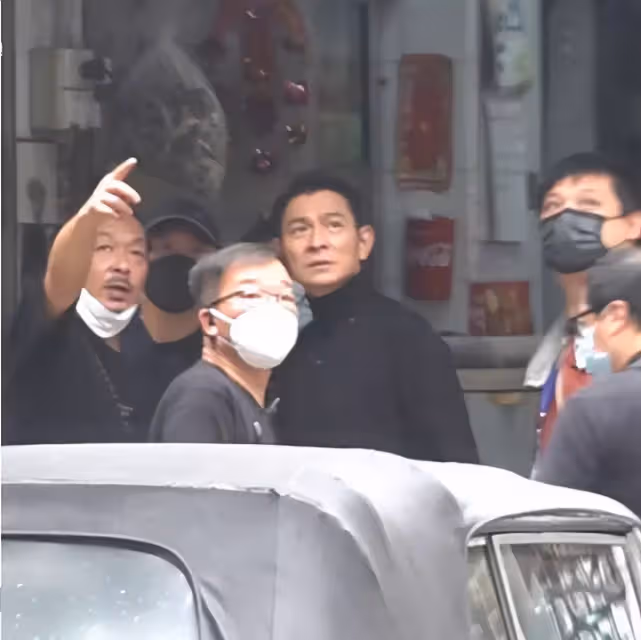 劉德華新片開拍，一身黑色西裝看不出60歲，還有林家棟彭于晏共演