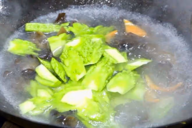 盛夏已到，不管有錢沒錢，這菜一周吃兩次，等於給身體做大掃除