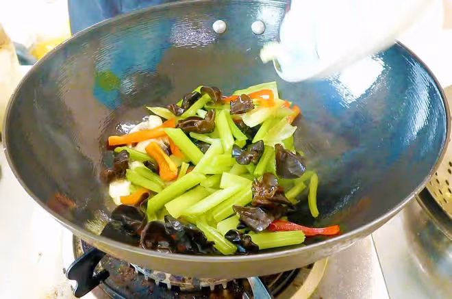 建議中老年人：夏天要多吃這8種食物，開胃易消化，常吃身體棒