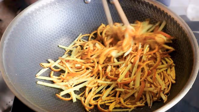 很多人只吃果肉，其實外皮才是寶，一洗一蒸一炒，泡水喝好處多