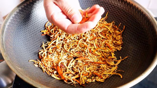 很多人只吃果肉，其實外皮才是寶，一洗一蒸一炒，泡水喝好處多
