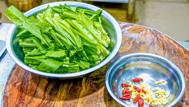 推薦5種綠葉菜，含鈣高過牛奶，每天吃一把，一家老小鈣都補足了