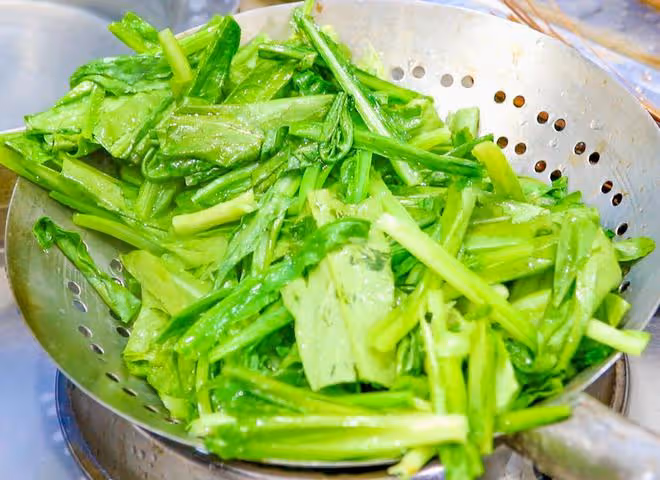 推薦5種綠葉菜，含鈣高過牛奶，每天吃一把，一家老小鈣都補足了