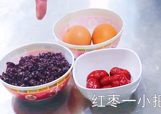建議女人，進入更年期別太節儉，多吃「3紅2黑」，解饞養顏氣色好