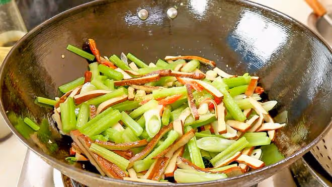 進入「毒五月」，中老年人要多吃「3菜3瓜3豆」，消暑解熱少生病