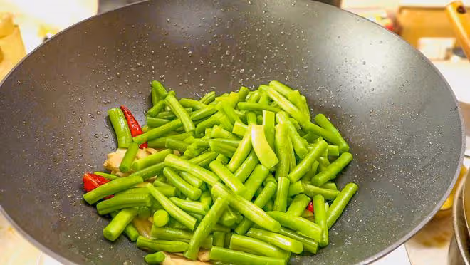 進入「毒五月」，中老年人要多吃「3菜3瓜3豆」，消暑解熱少生病