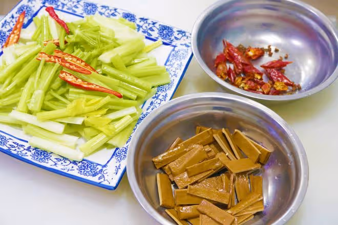 老酒鬼都愛吃的5道下酒菜，道道都好吃，待客不愁，喝酒夠勁兒