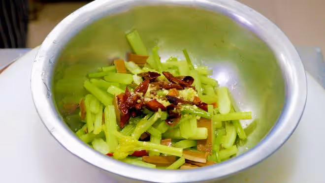 老酒鬼都愛吃的5道下酒菜，道道都好吃，待客不愁，喝酒夠勁兒