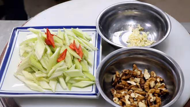 建議中老年人，少吃牛羊豬肉，多吃這6樣，營養不貴，常吃少生病