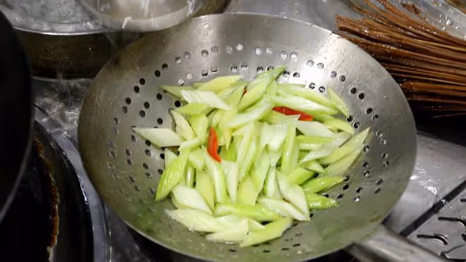 建議中老年人，少吃牛羊豬肉，多吃這6樣，營養不貴，常吃少生病