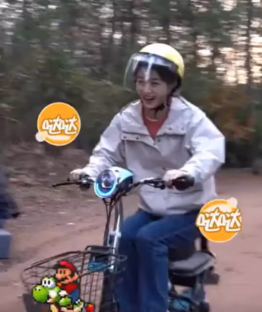 趙麗穎鄉下騎電瓶車拍戲，穿著土氣臉部蠟黃，山路崎嶇全程顛簸